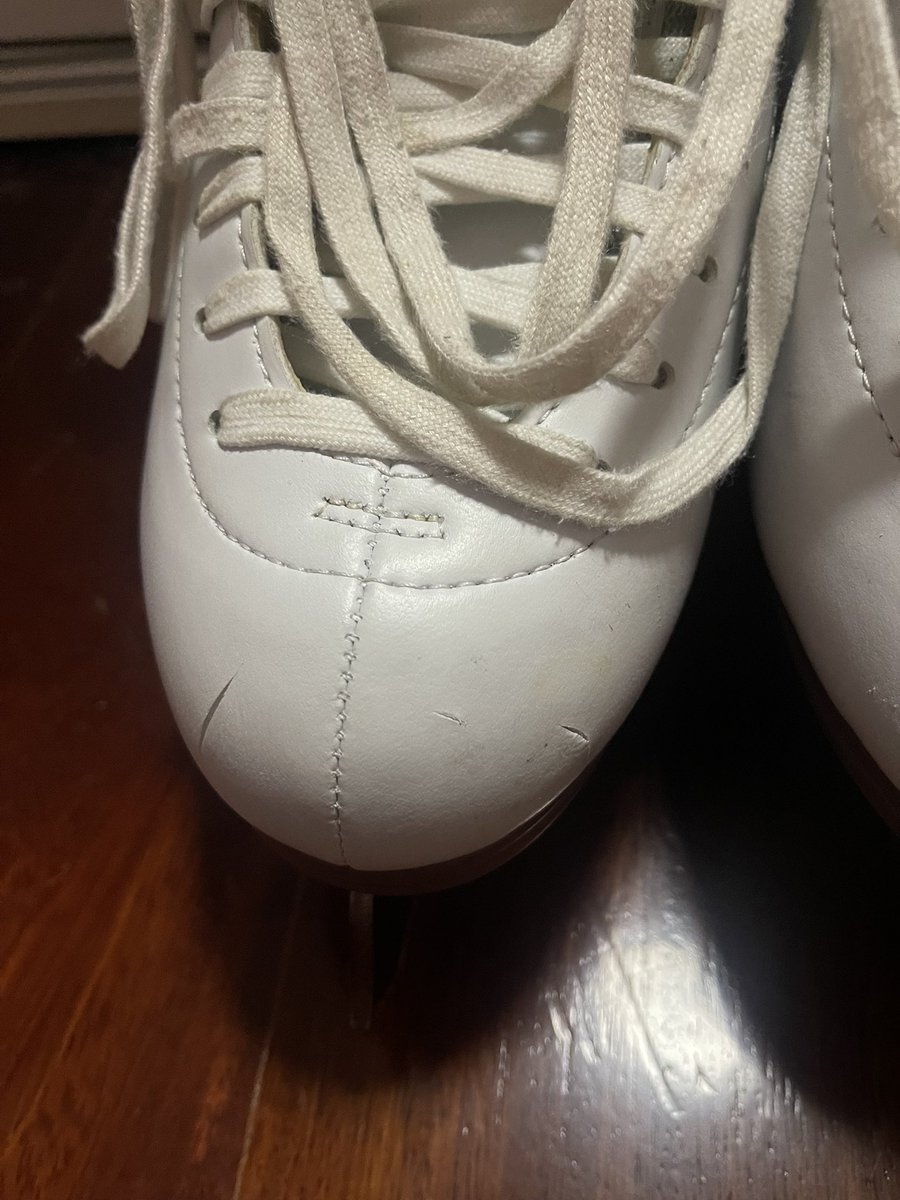inchiventus's tweet photo. - Jackson Artiste Size 10C สภาพตรงอื่นๆดีมากยกเว้นหัวรองเท้าขวา (รอยใบมีดจากรองเท้าคนอื่น) และใบมีดซ้ายมีสนิม (ก่อนส่งมอบจะนำไปลับใบมีดให้) ซื้อมาปีที่แล้ว ปล่อยต่อ 5,000฿ กล่องยังอยู่ค่ะ

*แถมการ์ดให้*
*ต่อรองราคา ขอดูรูปหรือให้ถ่ายวิดิโอให้ได้ค่ะ*
#รองเท้าไอซ์สเก็ต #ไอซ์สเก็ต https://t.co/9pujvEbGan
