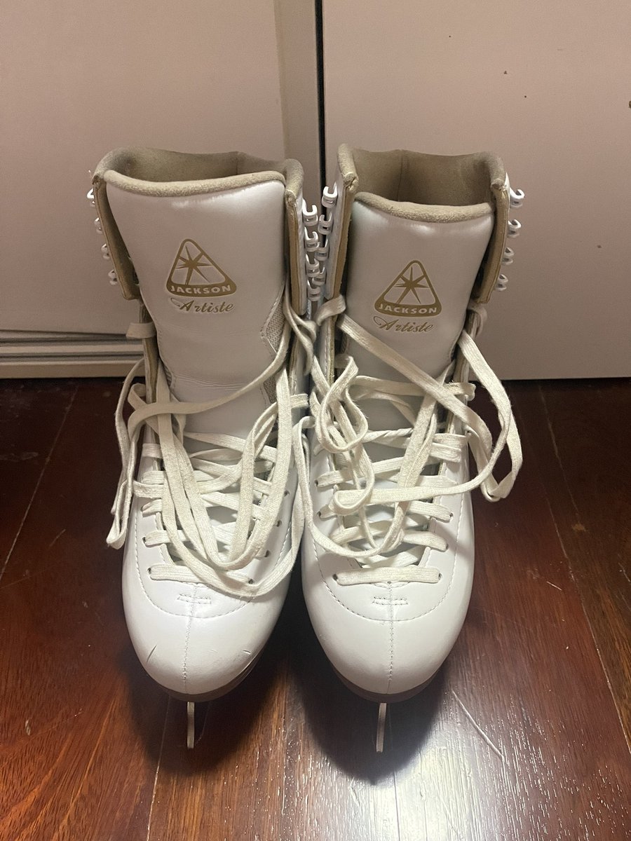 inchiventus's tweet photo. - Jackson Artiste Size 10C สภาพตรงอื่นๆดีมากยกเว้นหัวรองเท้าขวา (รอยใบมีดจากรองเท้าคนอื่น) และใบมีดซ้ายมีสนิม (ก่อนส่งมอบจะนำไปลับใบมีดให้) ซื้อมาปีที่แล้ว ปล่อยต่อ 5,000฿ กล่องยังอยู่ค่ะ

*แถมการ์ดให้*
*ต่อรองราคา ขอดูรูปหรือให้ถ่ายวิดิโอให้ได้ค่ะ*
#รองเท้าไอซ์สเก็ต #ไอซ์สเก็ต https://t.co/9pujvEbGan