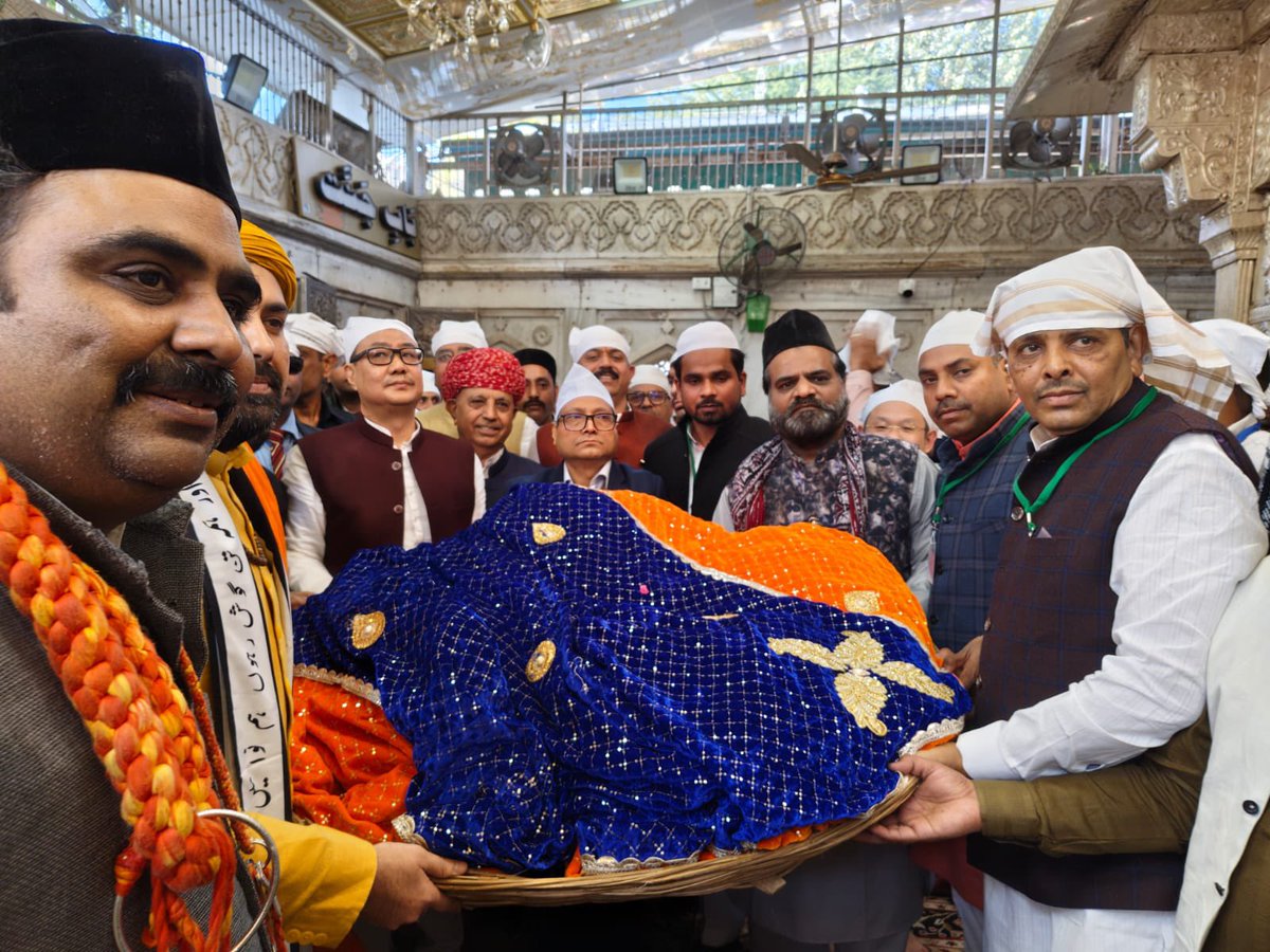 AnishAbbasi's tweet photo. On the auspicious occasion of the 814th #Urs of #Hazrat_Khwaja_Gharib_Nawaz (R.A.), Hon’ble Union Minister Shri @KirenRijiju ji offered a sacred chadar at the revered Dargah Sharif, Ajmer.
On this blessed occasion, I too had the honour of offering the holy chadar.

The teachings of Khwaja Sahib—love, harmony, and service to humanity—continue to inspire unity and brotherhood.
May his blessings bring peace, prosperity, and harmony to our nation 🇮🇳 

#ajmersharifdargah
@narendramodi 
@blsanthosh 
@Virend_Sachdeva 
@PavanRanaRSS