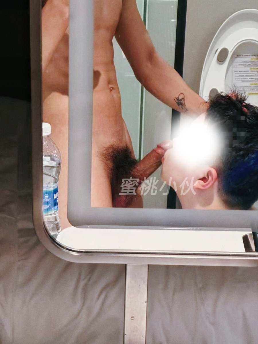 吃喜欢的人，吃喜欢的脚，吃喜欢的鸡。
蜜桃中伙努力变回蜜桃小伙