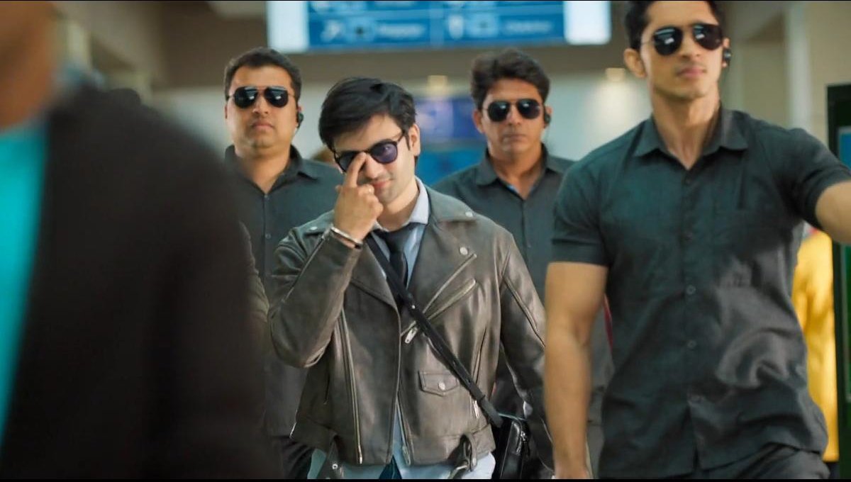 romaxcreations's tweet photo. #aashaymishra : WHAT A DHAMAKEDAAR ENTRY! ❤️🔥
Swag, style and everything in between: damn, that lethal FACE CARD 🔥
#Mahi #Binddii #BinddiiDilSeDaring https://t.co/xrzabOkDTD