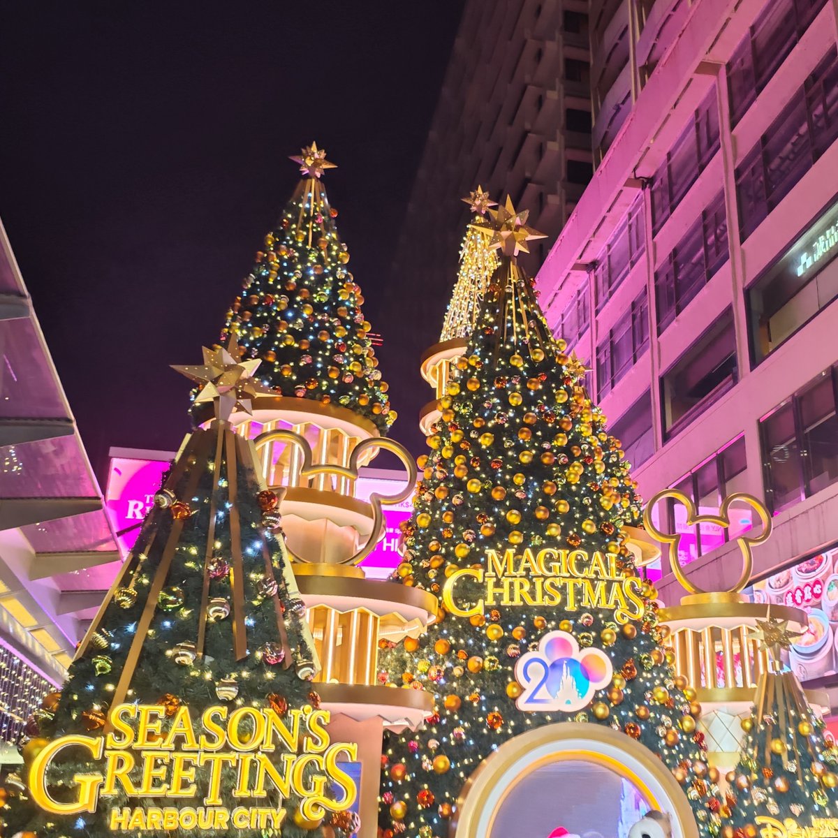 asianbyte's tweet photo. Christmas in Hong Kong 🇭🇰 
https://t.co/AqJzui4wgQ https://t.co/fcpzeBBtZf