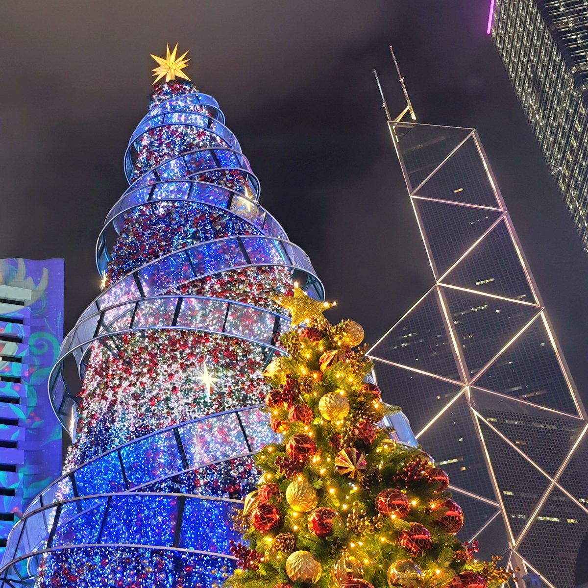 asianbyte's tweet photo. Christmas in Hong Kong 🇭🇰 
https://t.co/AqJzui4wgQ https://t.co/fcpzeBBtZf