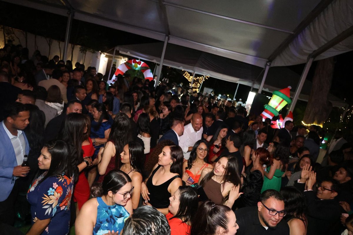 Miren alrededor: risas, abrazos, música, fraternidad… Esta es la verdadera alegría del gremio.

¡Esta es nuestra Navidad, la del CAH! Gracias por hacerla tan especial.