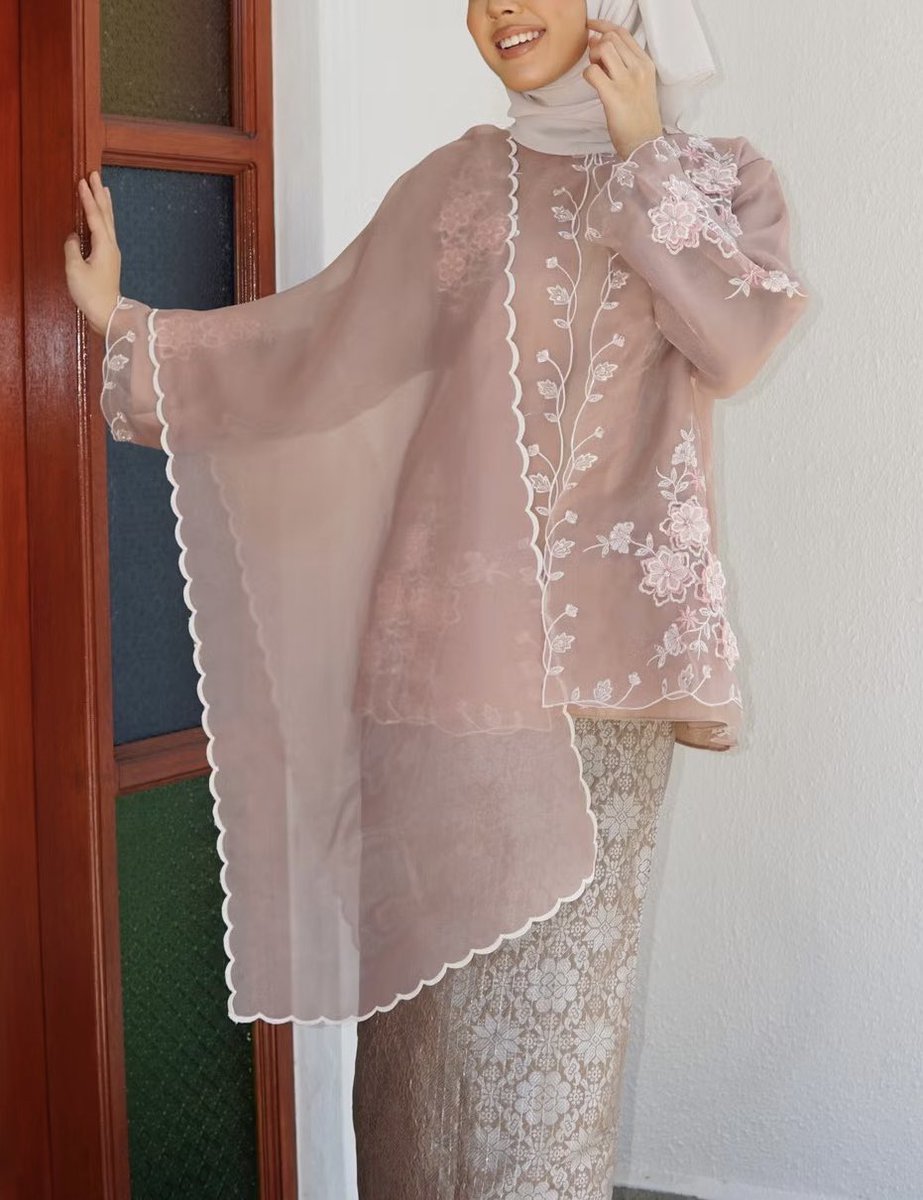 syeerayahaya's tweet photo. Been thinking of Indo style attire for raya ✨ nampak mewah tapi affordable. https://t.co/vg68VbT910