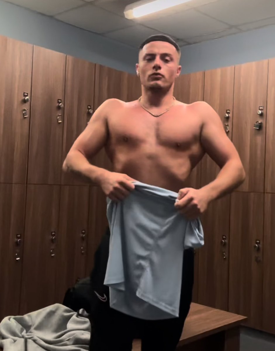 MasterRyan202's tweet image. Morning boys
You’re awake and my name crossed your mind 
Get up Get focused 
Remember you exist to impress me not waste my time
I don’t chase
I don’t ask nicely
I expect obedience and effort.
Do something useful today
If you don’t know what that is you’re already behind