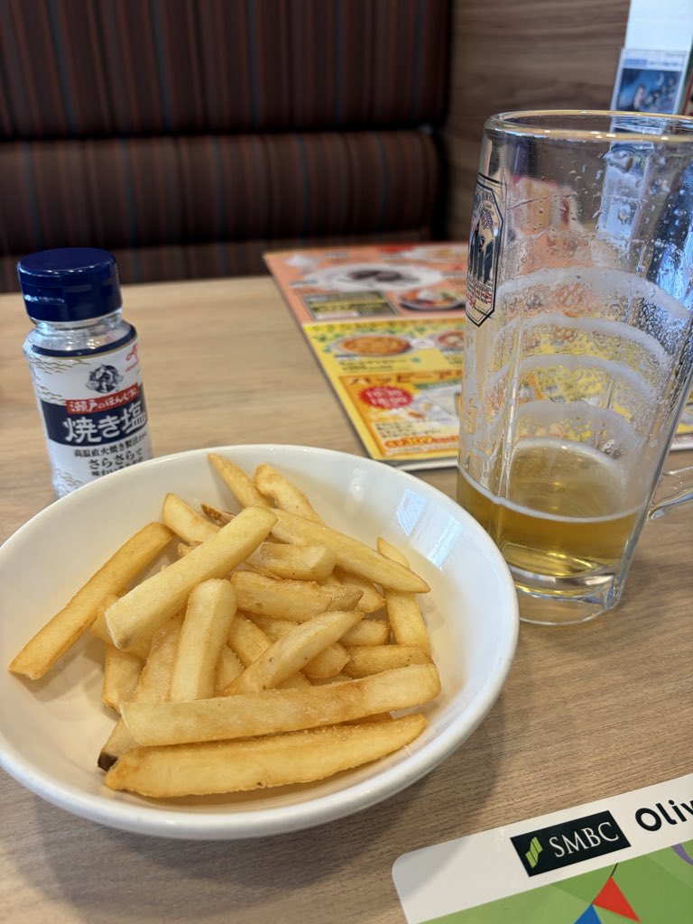 yekosk's tweet photo. ちょい盛りポテトとビールのセットを頼んだらポテトが全然来なくて…頑張ってちょびちょび飲んでたけど、コレは無理よ、おかわり必須。は、はーん、わざとだな。 https://t.co/y5nIPKOe3U