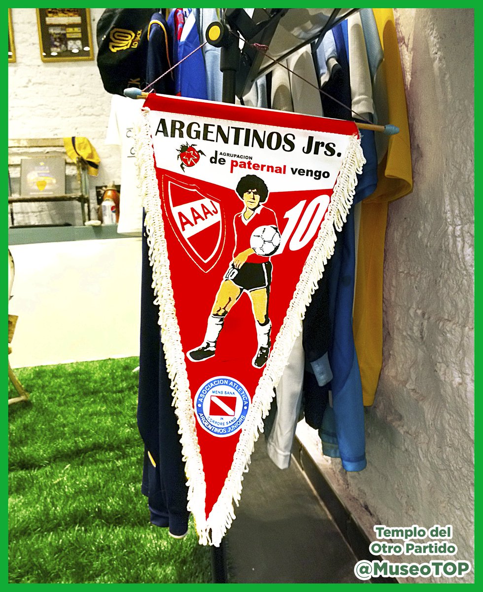 MuseoTOP's tweet image. 27-12-2025. El origen de D10S: El banderín de Argentinos Jrs. con Diego (2016) brilla en el TOP, el Museo de Marketing Deportivo de Claudio Destéfano. Historia completa en Instagram 👉 @museoTOP. Contenido: @mlopezarce #Maradona #AAAJ #SemilleroDelMundo #MuseoTOP