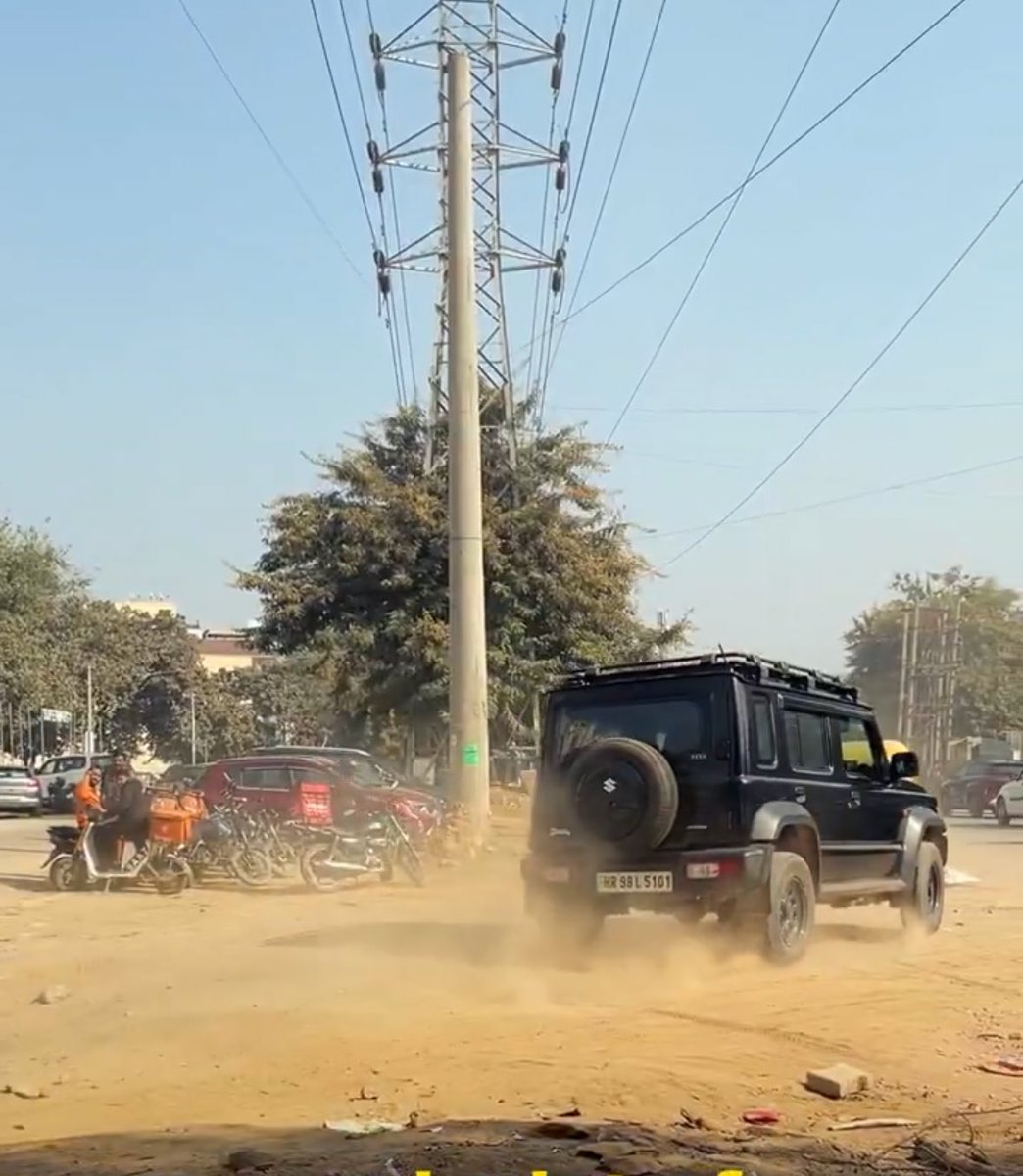 cleanAirBharat's tweet image. Urgent #appeal to @CAQM_Official @OfficialGMDA @DC_Gurugram: 

Please undertake #dustmitigation work &amp;amp; review pedestrian safety on Galleria &amp;amp; Vyapar Kendra Roads, connecting Metro Corridor to Golf Course Road. Ref appended tweet

Residents suffer due to severe inhalable dust
