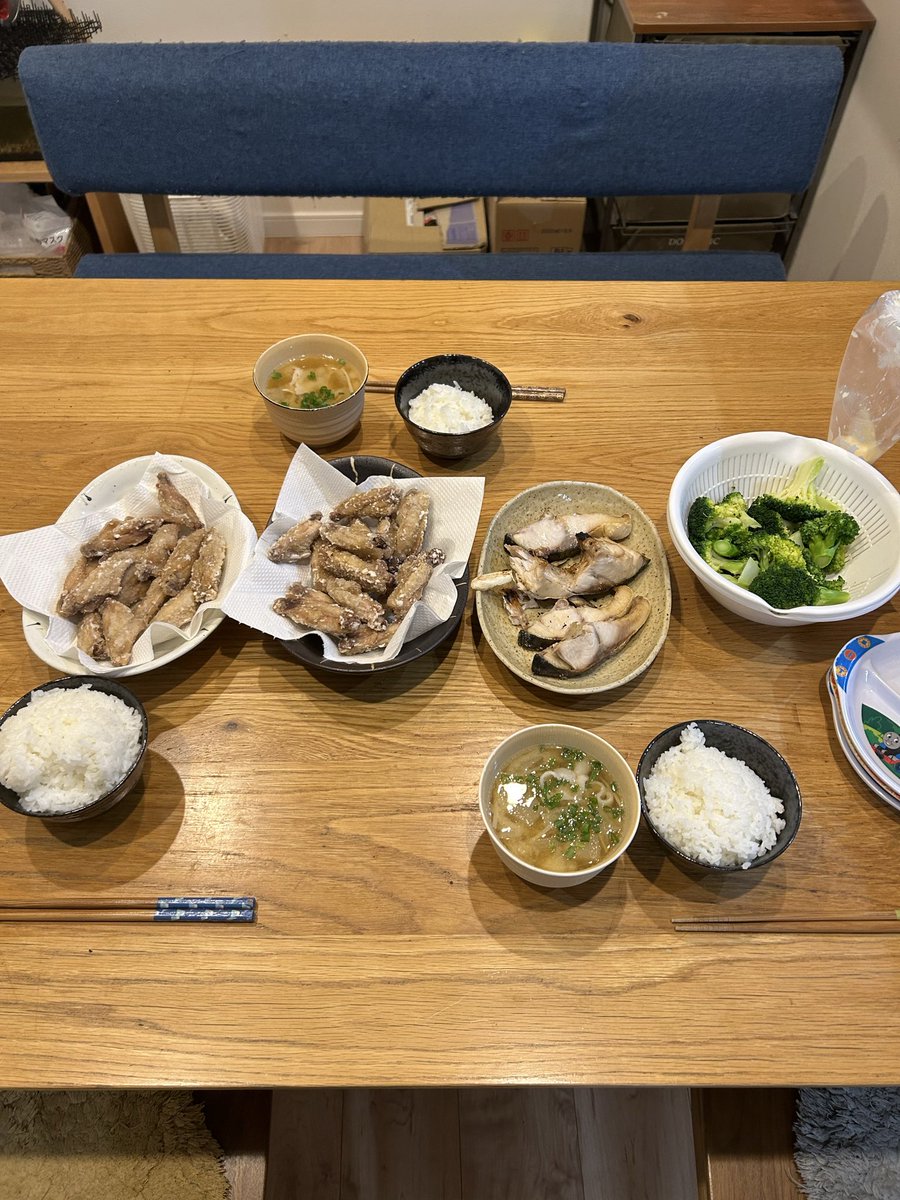 jujumarup's tweet image. 昨日は色々家の事で忙しくてすぐ寝てしまったー！昨日は子供が大好き手羽中の唐揚げにブリの塩焼きー！唐揚げ結構作ったけど一瞬で完食😂本当に好きだなぁww