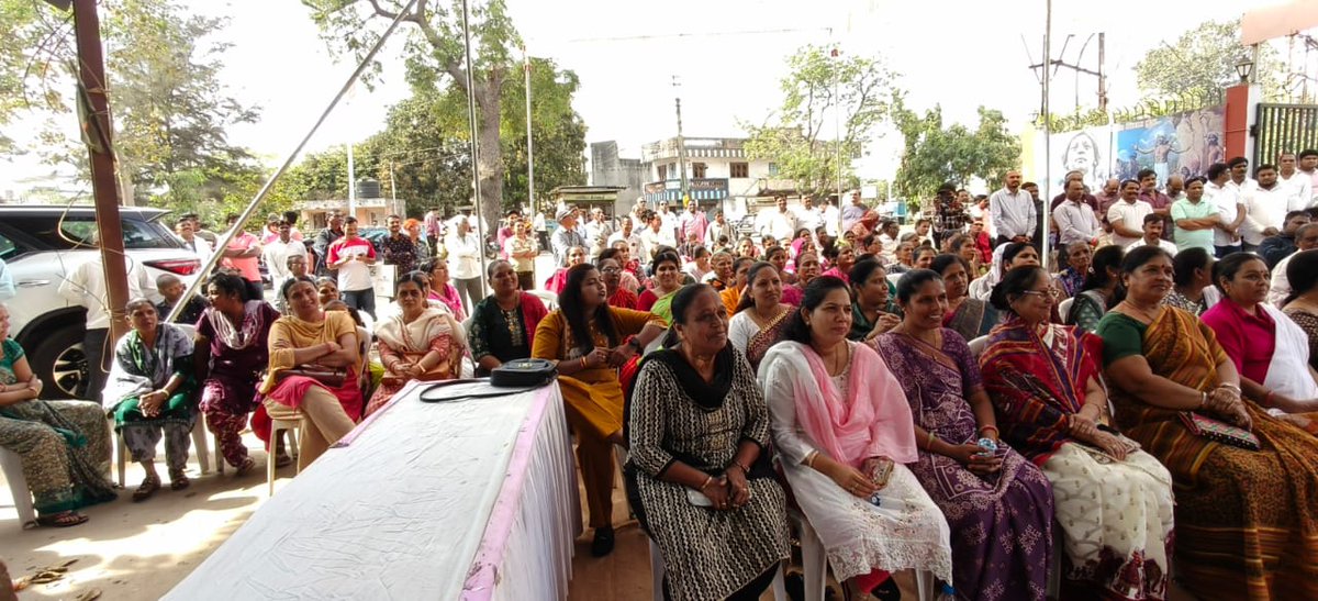 Ganpatsinhv's tweet photo. તરસાડીનગર ખાતે કુલ રૂ. ૯૭૦ લાખના ખર્ચે થનારા ઇલાવ–સાહોલ–ખરચ–કોસંબા RCC રોડ, કોસંબા–હથુરણ–પાનોલી રોડ અને હાંસોટ–સિસોદરા–તરસાડી રોડનું રિસર્ફેસીંગ કાર્યનું ખાતમુહૂર્ત કર્યું.

આ માર્ગ વિકાસકાર્યો થકી સ્થાનિકોને સુવિધાજનક અને ઝડપી પરિવહન સેવા મળશે.

આ પ્રસંગે તરસાડીનગર પાલિકાના પ્રમુખ શ્રીમતી કપિલાબેન પરમાર, જિલ્લા પંચાયતના સદસ્ય શ્રીમતી અમી��ાબેન પરમાર, પૂર્વ જીલ્લા ભાજપ પ્રમુખ શ્રી દિલિ��સિંહ રાઠોડ, નગરપાલિકા ઉપપ્રમુખ શ્રી બાબુભાઈ વસાવા, ચીફઓફીસરશ્રી, કોર્પોરેટરશ્રીઓ તેમજ બહોળી સંખ્યામાં નગરજનો ઉપસ્થિત રહ્યા હતા.
