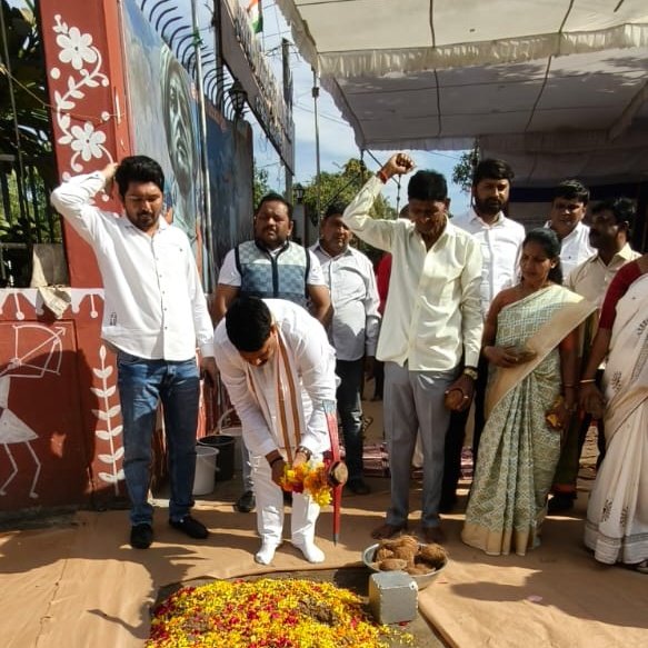 Ganpatsinhv's tweet photo. તરસાડીનગર ખાતે કુલ રૂ. ૯૭૦ લાખના ખર્ચે થનારા ઇલાવ–સાહોલ–ખરચ–કોસંબા RCC રોડ, કોસંબા–હથુરણ–પાનોલી રોડ અને હાંસોટ–સિસોદરા–તરસાડી રોડનું રિસર્ફેસીંગ કાર્યનું ખાતમુહૂર્ત કર્યું.

આ માર્ગ વિકાસકાર્યો થકી સ્થાનિકોને સુવિધાજનક અને ઝડપી પરિવહન સેવા મળશે.

આ પ્રસંગે તરસાડીનગર પાલિકાના પ્રમુખ શ્રીમતી કપિલાબેન પરમાર, જિલ્લા પંચાયતના સદસ્ય શ્રીમતી અમી��ાબેન પરમાર, પૂર્વ જીલ્લા ભાજપ પ્રમુખ શ્રી દિલિ��સિંહ રાઠોડ, નગરપાલિકા ઉપપ્રમુખ શ્રી બાબુભાઈ વસાવા, ચીફઓફીસરશ્રી, કોર્પોરેટરશ્રીઓ તેમજ બહોળી સંખ્યામાં નગરજનો ઉપસ્થિત રહ્યા હતા.
