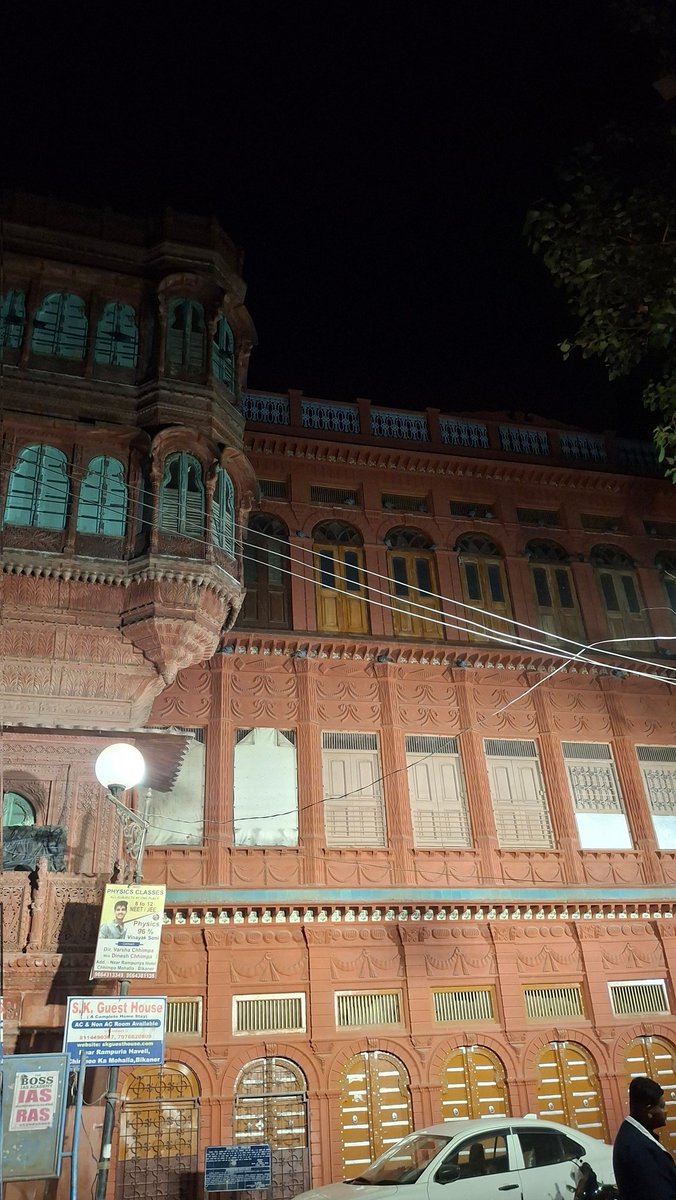 UpadhyayTolaram's tweet image. #bikaner #Bharat #haveli #tourism

अब रहने की नहीं देखने की जगहें है।
बहुत सारी जगहों में 
एक आदमी रहेगा कहां कहां।