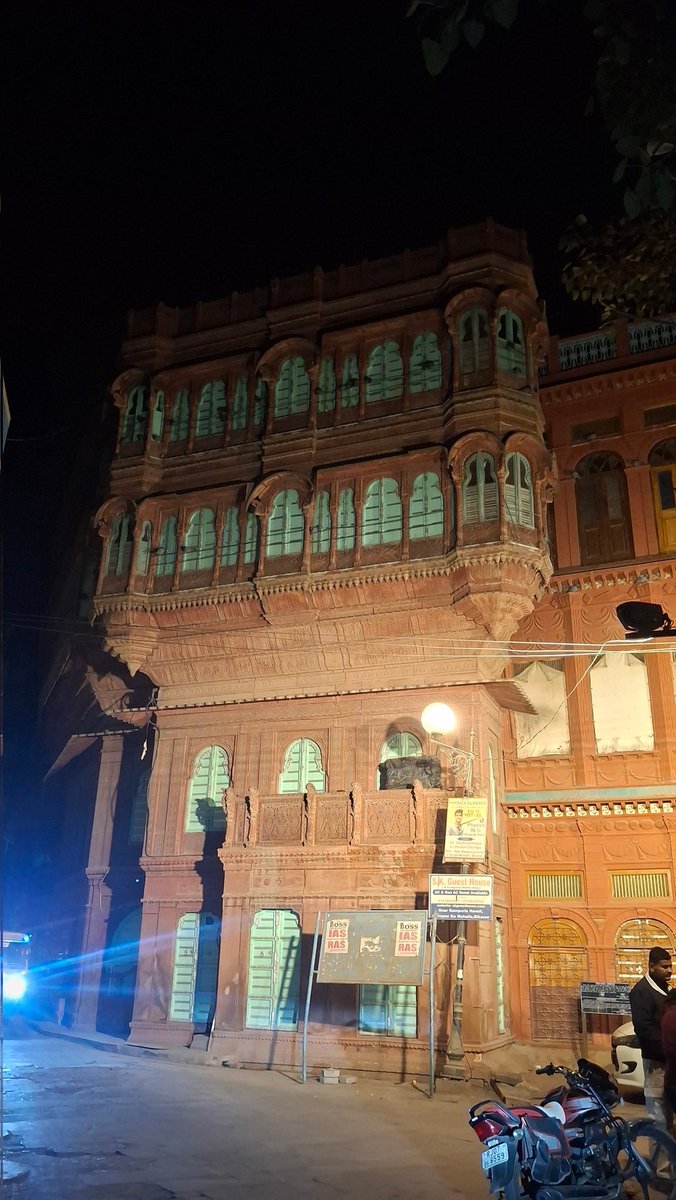 UpadhyayTolaram's tweet image. #bikaner #Bharat #haveli #tourism

अब रहने की नहीं देखने की जगहें है।
बहुत सारी जगहों में 
एक आदमी रहेगा कहां कहां।
