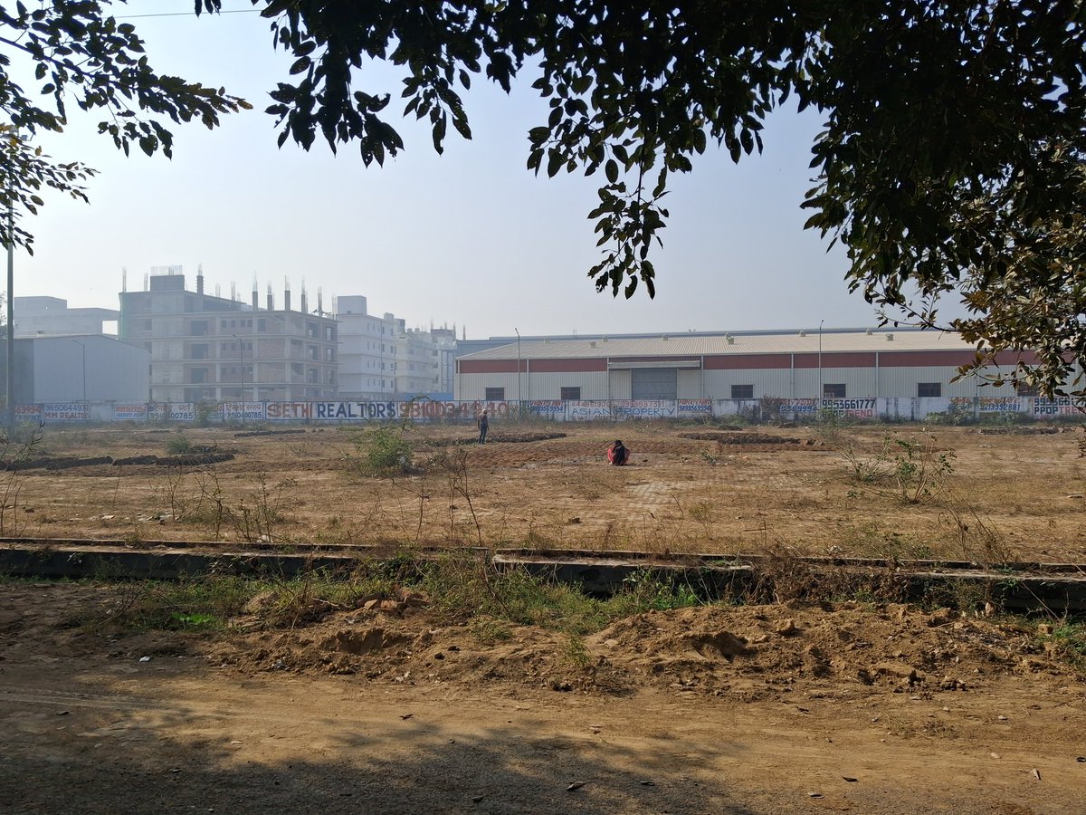 Thakran92's tweet photo. 1. Unauthorised vendor's covering service road and footpaths
2. Villagers covering parking area with cow dung

Please get these cleared 🙏 
@CMOfficeUP @myogioffice @CeoNoida @noidapolice @CP_Noida https://t.co/XcY8x8oaBc