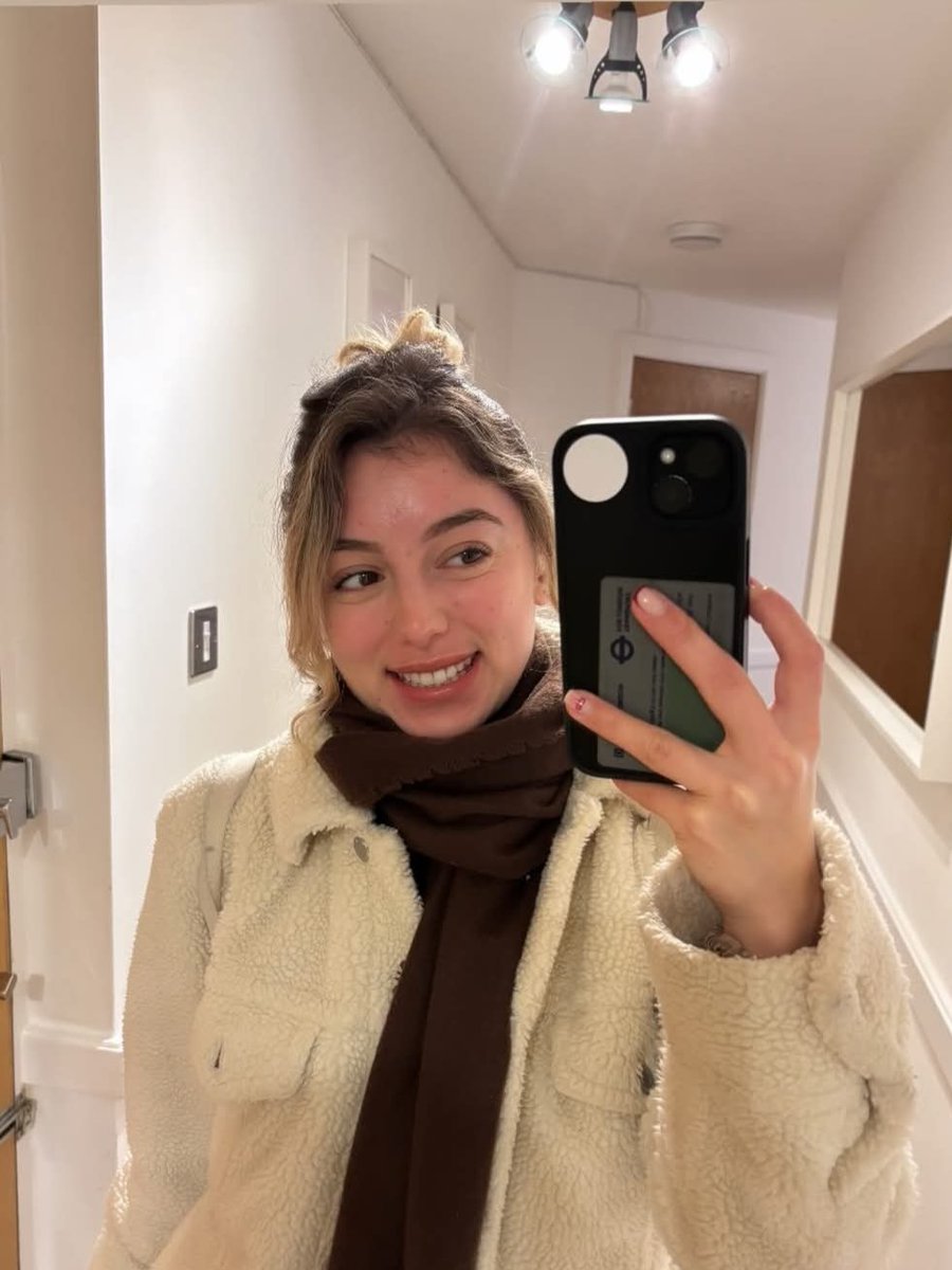 ely_nurman's tweet photo. It's tiiiiiime 🎄🧑‍🎄🤍 
The love of my life 🌻 @MissHollieSteel https://t.co/SXvpHQSdnZ