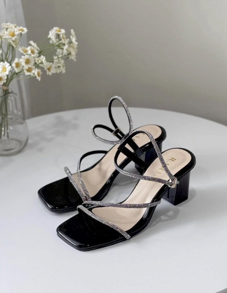 sarannn97's tweet photo. ส่งต่อรองเท้า Rarin งานเพชรรัดข้อ
สูง 2 นิ้วครึ่ง  size 36 150 บาท รวมส่ง
ดูรูปเพิ่มเติมได้ค่ะ ใส่ 1 ครั้ง
#รองเท้าส้นสูง #รองเท้าเพชร #รองเท้าออกงาน #รองเท้ามือสอง #ผู้หญิง #รองเท้า https://t.co/wUomYjpPzk
