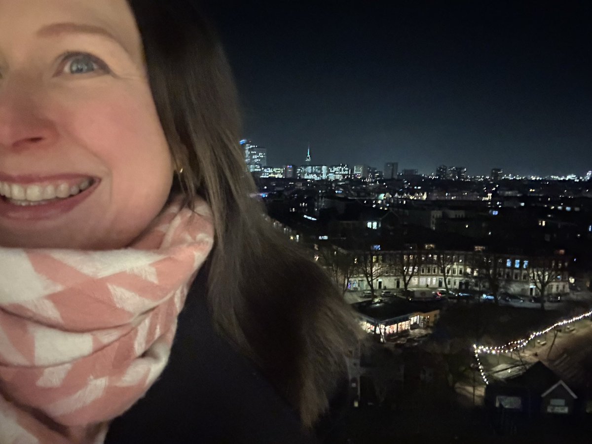 Was een volle avond workshop begeleiden! We waren welkom in het Groothandelsgebouw. Ik faciliteerde een sessie voor een nieuw businessmodel voor een dienst waar velen iets aan gaan hebben! 😍 #Rotterdam