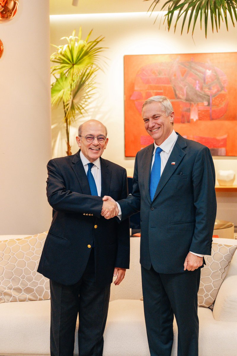 Rumbo a Quito, nos reunimos con el Canciller Hugo de Zela de <a href="/CancilleriaPeru/">Cancillería Perú🇵🇪</a> para conversar sobre los desafíos comunes y la coordinación que necesitamos para enfrentar al crimen organizado y la inmigración irregular.