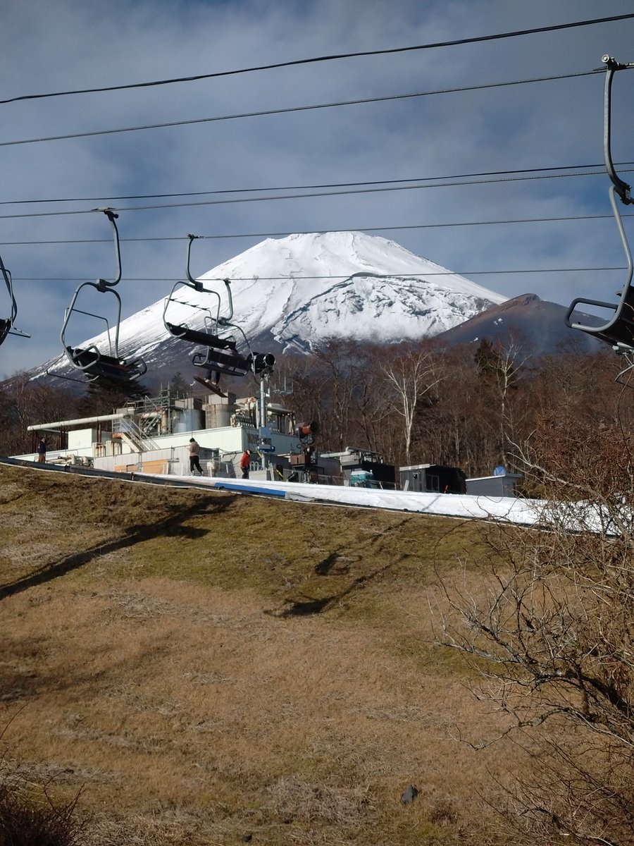 富士山がかなり近いところでお仕事。
雪化粧の富士山、雪のない宝永山がしっかり確認できた