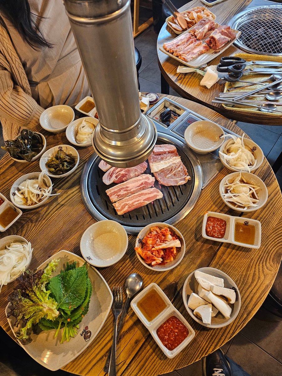 Victorokeke_'s tweet image. Korean-style barbecue: 2 hours nonstop meat eating for ₦30k at a table of 4. You cannot take any meat home, and you must not leave remnants of your roasted meat, or you will pay a charge of ₦5k.