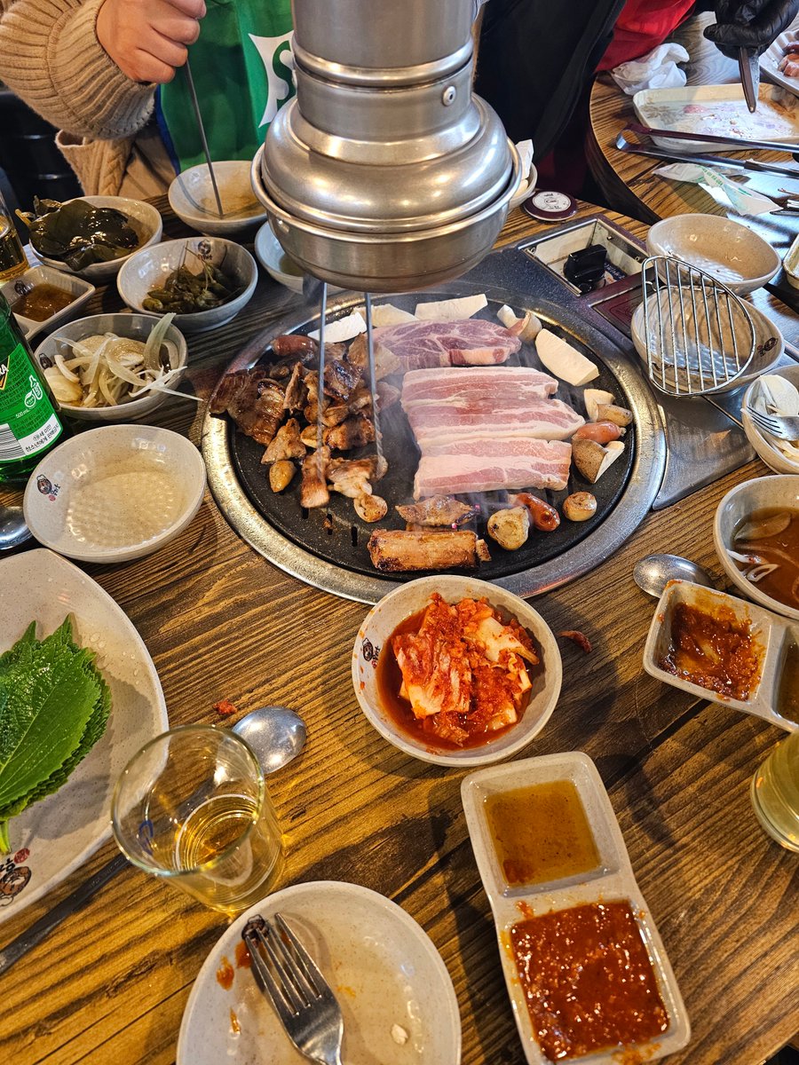 Victorokeke_'s tweet image. Korean-style barbecue: 2 hours nonstop meat eating for ₦30k at a table of 4. You cannot take any meat home, and you must not leave remnants of your roasted meat, or you will pay a charge of ₦5k.
