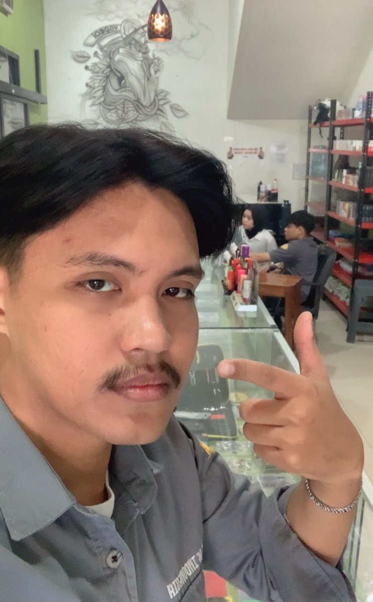 semutasli's tweet photo. kerja agar kaya atau kerja agar hidup ? https://t.co/BBIziP4Bmi