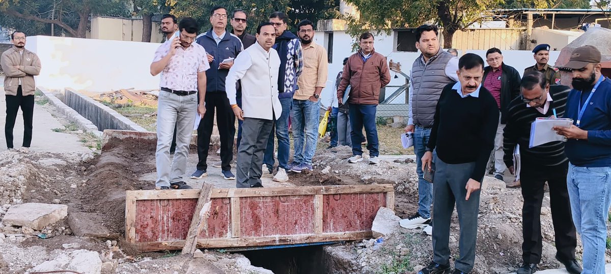DRM_BVP's tweet photo. आज दिनांक 23 दिसंबर 2025 (मंगलवार) को धोला रेलवे स्टेशन का निरीक्षण किया गया।

निरीक्षण के दौरान हेल्थ यूनिट (धोला) का जायजा लिया गया तथा स्टेशन पर चल रहे विकास कार्यों की प्रगति की समीक्षा की गई।

यात्रियों की सुविधा, स्वच्छता एवं संरचनात्मक विकास को और बेहतर बनाने के लिए आवश्यक दिशा-निर्देश दिए गए।

#BhavnagarDivision #IndianRailways #StationInspection #PassengerAmenities #RailwayDevelopment @WesternRly @RailMinIndia @AshwiniVaishnaw @Gmwrly