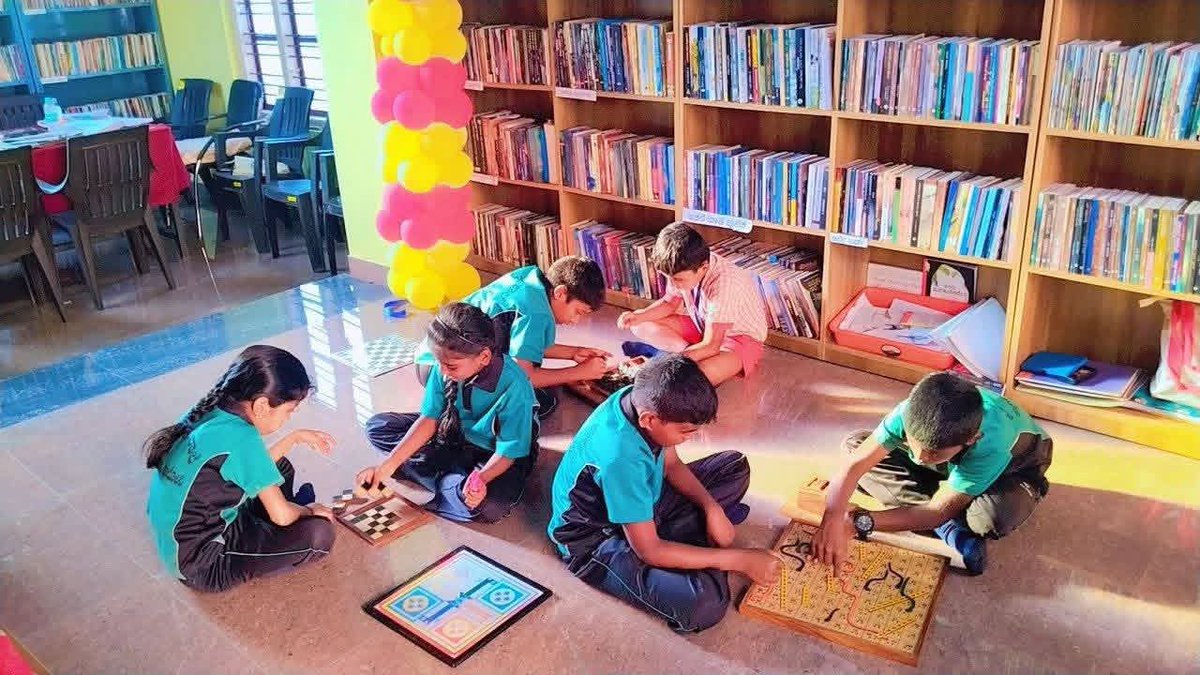 PriyankKharge's tweet photo. ಮಣ್ಣಿನೊಳಗೆ ಚಿನ್ನ ಹುಟ್ಟಿ ಮಣ್ಣ ಬಿಟ್ಟಂತಿರಬೇಕು,
ಕಲ್ಲಿನೊಳಗೆ ಕಾಂತಿ ಹುಟ್ಟಿ ಕಲ್ಲ ಬಿಟ್ಟಂತಿರಬೇಕು,
ಭಾವದಲ್ಲಿ ಅರಿವು ನೆಲೆಗೊಂಡು.
ಸಾಳಿಸಸಿಯ ತುದಿಯಲ್ಲಿ ತುಷ ಮೇಲುಗಳೆದು ನಿಂದಂತೆ,
ನಿಂದು ಅರಿವು ತಲೆದೋರಬೇಕು.
- ಶರಣ ಅರಿವಿನ ಮಾರಿತಂದೆ

ಚಿನ್ನದ ಹುಟ್ಟಿನ ಮೂಲ ಮಣ್ಣೇ ಆಗಿದ್ದರೂ ಚಿನ್ನವಾದ ಮೇಲೆ ಅದರ ಹೊಳವು ಅಪ್ರತಿಮವಾಗಿರುತ್ತದೆ, ಅಂತೆಯೇ ಅರಿವು ಎನ್ನುವುದು ಸಾಮಾನ್ಯ ಹಿನ್ನೆಲೆಯ ಮನುಷ್ಯನನ್ನೂ ಸಹ ಮೇಲ್ಸ್ಥರಕ್ಕೆ ಕೊಂಡೊಯ್ಯುತ್ತದೆ.
ಜ್ಞಾನದಿಂದ ಮಾತ್ರ ಮನುಕುಲದ ಏಳಿಗೆ ಸಾಧ್ಯ ಎನ್ನುವುದು ಶರಣರ ಆಶಯವಾಗಿತ್ತು.

ಕೊಡಗು ಜಿಲ್ಲೆ, ಸೋಮವಾರಪೇಟೆ ತಾಲ್ಲೂಕಿನ ದುಂಡಳ್ಳಿ ಗ್ರಾಮ ಪಂಚಾಯತಿ ವ್ಯಾಪ್ತಿಯಲ್ಲಿ ನವೀಕರಿಸಲಾದ ‘ಅರಿವು ಕೇಂದ್ರ’ವು ಗ್ರಾಮದ ಮಕ್ಕಳ ಆಕರ್ಷಣೆಯ ಕೇಂದ್ರವಾಗಿದೆ.