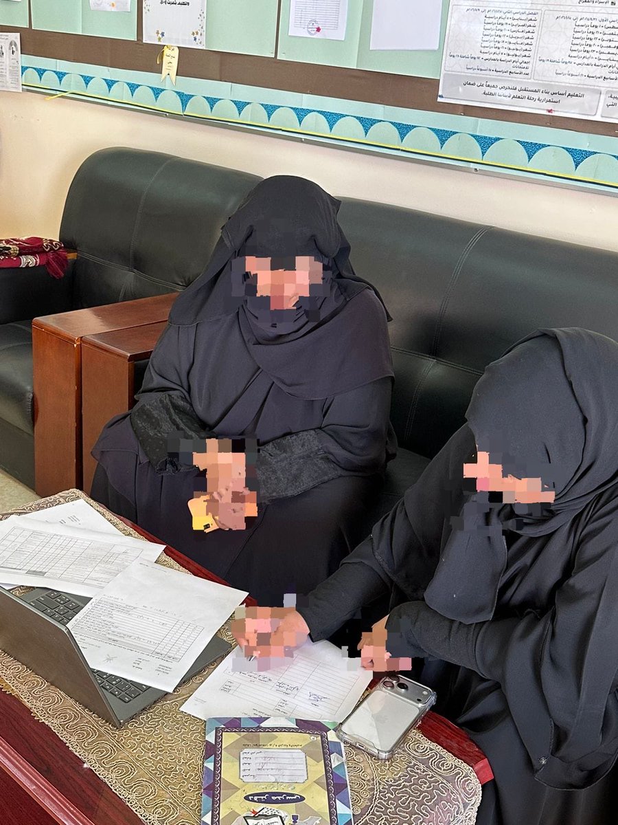 #فعاليات_تعليميه_ظفار
#تعلم _ مستدام
قامت مديرة المدرسة أ. إيمان المسهلي يوم الإثنين والثلاثاء  الموافق ١٥و ١٦ ديسمبر  ٢٠٢٥م بتنفيذ حلقة نقاشية فرديةلتوعية الهيئة الإدارية والتدريسية  بضوابط ادخال الأداء الفعلي لدورية الثانية لعام ٢٠٢٥م وآليتها  حسب المستجدات .