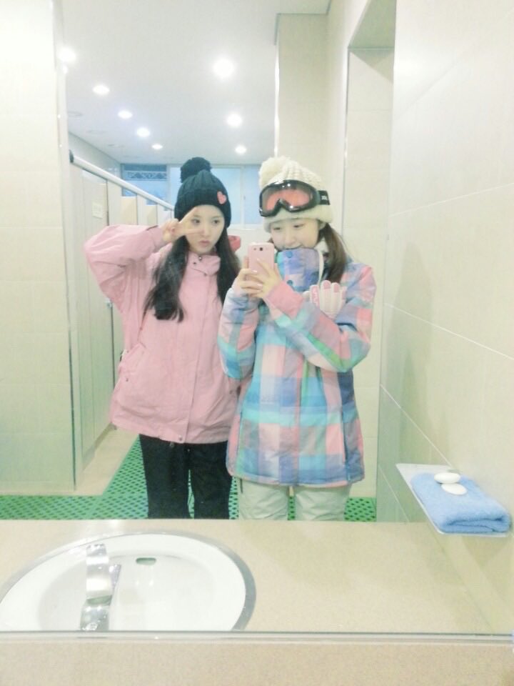 hotpotbona's tweet photo. jiyeonie really blessing us with the best photos 😭 precious bbobin ❄️🩷 https://t.co/Hb7Q6MKpdn