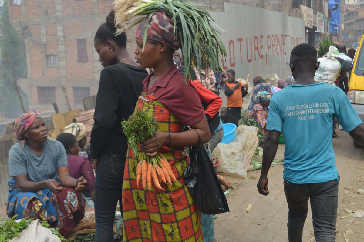 JustinNkumbarhi's tweet image. #Bukavu: La grande partie des legumes qu'on consomme dans la ville de Bukavu, vient du Rwanda. Paradoxalement, les territoires de Kabare, une partie de Walungu, Kalehe et Idjwi peuvent produire bien des legumes et exporter le surplus. Comment renverser la tendance? Comment