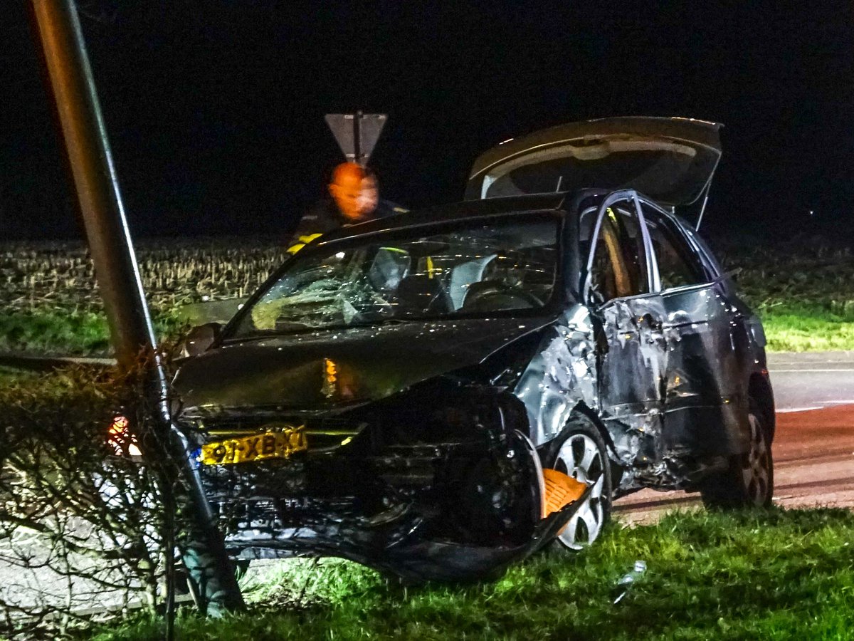 Auto botst tegen boom en lantaarnpaal in Holwert