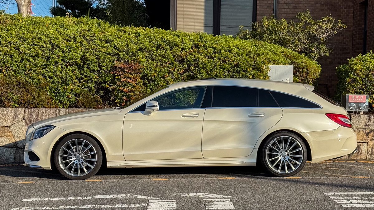 yakara17vx's tweet photo. 買い替えのつもりがただに増車になってしまいましたが、
X218 CLS220d シューティングブレーク買いますた🚗
エンジン縦置きFRワゴン大好き人間としてシカトする訳には行かない1台でした🚗
本当に美しいボディラインですよね😘
同じ足の車3台作ってるので、サクッと作ってちょろっと楽しんで売ります💰 https://t.co/cr7bbN0eVp