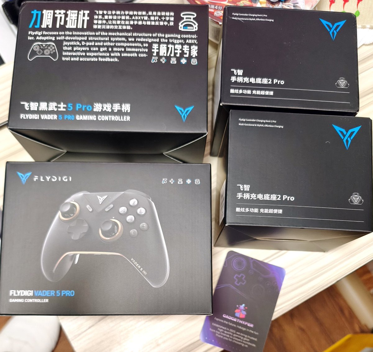 _swirhen_'s tweet photo. GadgetHyperくんからのVader5 Proも到着。予備機にする
グローバル正規品とかいって本体の箱はがんばったみたいだけどドックの箱は中国版とおなじなのウケるね https://t.co/Y9YUUhRPhK