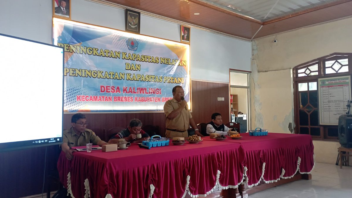 antown_darma's tweet photo. Sabtu, 23 Des 2025, Anton Sudarmanto, Luhkan Kab. Brebes, Kegiatan Sosialisasi Pendirian KDMP dan Peningkatan Kapasitas Nelayan di Balai Desa Kaliwlingi Kec. Brebes 
@YayanHikmayani
@bppsdm_kp
@bppsdm_brpbatpp
@bppsdm_pusluhkp https://t.co/9KKO49bBlu