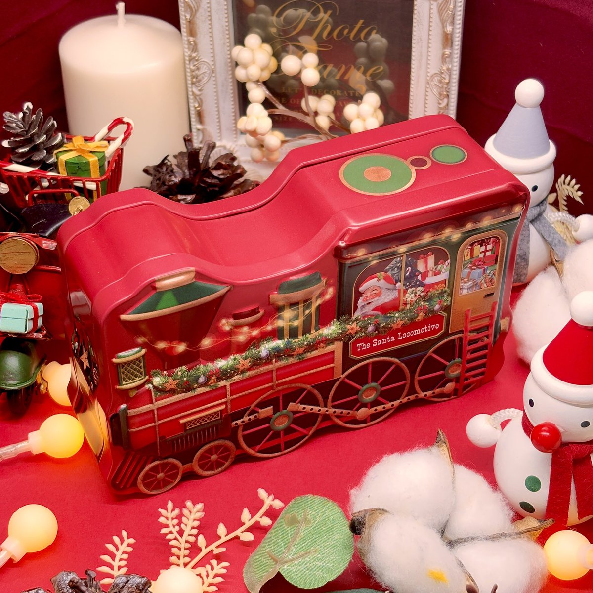 エウレカのクリスマス商品です✨ 左から クリスマスネコフェイス缶