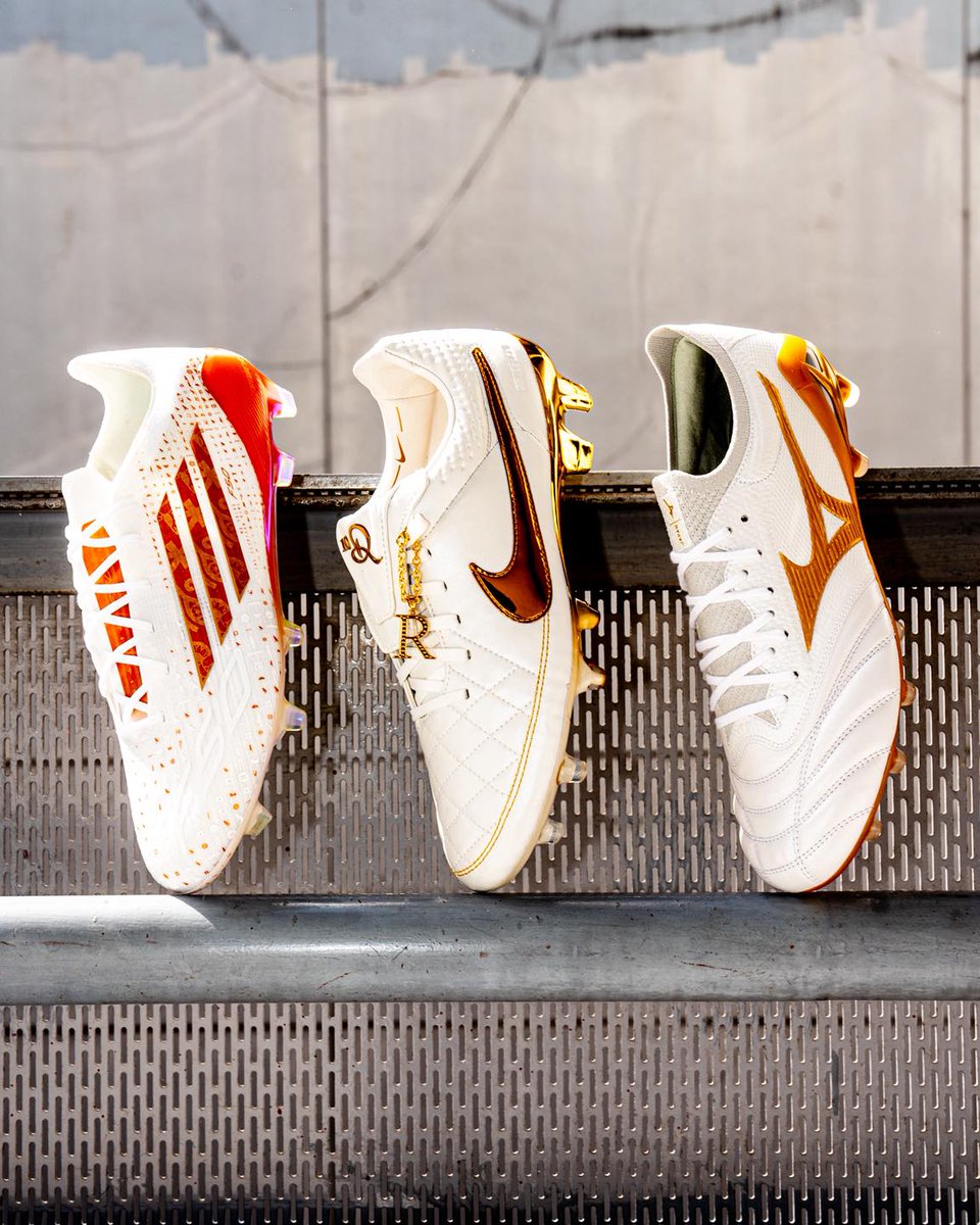 📷 𝐖𝐡𝐢𝐭𝐞 &amp; 𝐆𝐨𝐥𝐝 — เรียบหรู สะดุดตา 📷
3 คอลเลกชันรองเท้าฟุตบอลสี ขาว-ทอง
-𝐍𝐢𝐤𝐞 𝐓𝐢𝐞𝐦𝐩𝐨 𝐋𝐞𝐠𝐞𝐧𝐝 𝐓𝐨𝐮𝐜𝐡 𝐨𝐟 𝐆𝐨𝐥𝐝
-𝐌𝐢𝐳𝐮𝐧𝐨 𝐁𝐫𝐢𝐠𝐡𝐭 𝐆𝐨𝐥𝐝 𝐏𝐚𝐜𝐤
-𝐚𝐝𝐢𝐝𝐚𝐬 𝐅𝟓𝟎 𝐒𝐚𝐥𝐚𝐡

#AriFootball #FootballForAll #ฟุตบอลของทุกคน