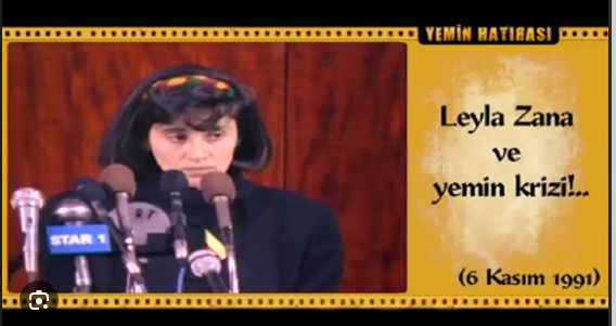 Hulaguhan6's tweet photo. Bugün Leyla Zana’yı savunan CHP, aslında yeni bir şey yapmıyor.
Bu bir refleks değil; 35 yıllık bir çizginin devamı.
1991’de SHP, seçimlere birlikte girdiği yapıyla Meclis’e girdi.
Sonrasında o yapı ayrıldı ve Meclis kürsüsünde kürtçe yemin krizi yaşandı.
Böylece, terör örgütü PKK’yı hiçbir zaman açıkça lanetlemeyen, uzantısı olduğu herkesçe bilinen bir siyasi çizgi ilk kez Meclis’e sokulmuş oldu.
Bu, tesadüf değildi; bilinerek ve isteyerek, SHP seçmeninin oylarıyla yapıldı.

Bugün tablo değişmedi.
Son seçimde de DEVA ve Gelecek Partisi, CHP listelerinden Meclis’e girdi.
Bugün ise bu partilerin durduğu yer, söylemleri ve iktidara yakınlıkları ortada.
Yani mesele Leyla Zana’ya bugün ne söylendiği değil.
Mesele şu:
 CHP’ye oy verdiğinizde, oyunuzun kime ve hangi siyasi hatta gideceğini hiçbir zaman tam bilemezsiniz.
Bu yeni değil.
Bu ülkede en az 35 yıldır böyle.
Bugün “kabul edilemez” denilen çizgi,
35 yıl önce bizzat CHP/SHP eliyle Meclis’e taşınmıştı.
Şaşıranlar olabilir;
ama tablo yeni değil.