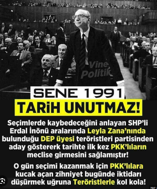 Hulaguhan6's tweet photo. Bugün Leyla Zana’yı savunan CHP, aslında yeni bir şey yapmıyor.
Bu bir refleks değil; 35 yıllık bir çizginin devamı.
1991’de SHP, seçimlere birlikte girdiği yapıyla Meclis’e girdi.
Sonrasında o yapı ayrıldı ve Meclis kürsüsünde kürtçe yemin krizi yaşandı.
Böylece, terör örgütü PKK’yı hiçbir zaman açıkça lanetlemeyen, uzantısı olduğu herkesçe bilinen bir siyasi çizgi ilk kez Meclis’e sokulmuş oldu.
Bu, tesadüf değildi; bilinerek ve isteyerek, SHP seçmeninin oylarıyla yapıldı.

Bugün tablo değişmedi.
Son seçimde de DEVA ve Gelecek Partisi, CHP listelerinden Meclis’e girdi.
Bugün ise bu partilerin durduğu yer, söylemleri ve iktidara yakınlıkları ortada.
Yani mesele Leyla Zana’ya bugün ne söylendiği değil.
Mesele şu:
 CHP’ye oy verdiğinizde, oyunuzun kime ve hangi siyasi hatta gideceğini hiçbir zaman tam bilemezsiniz.
Bu yeni değil.
Bu ülkede en az 35 yıldır böyle.
Bugün “kabul edilemez” denilen çizgi,
35 yıl önce bizzat CHP/SHP eliyle Meclis’e taşınmıştı.
Şaşıranlar olabilir;
ama tablo yeni değil.