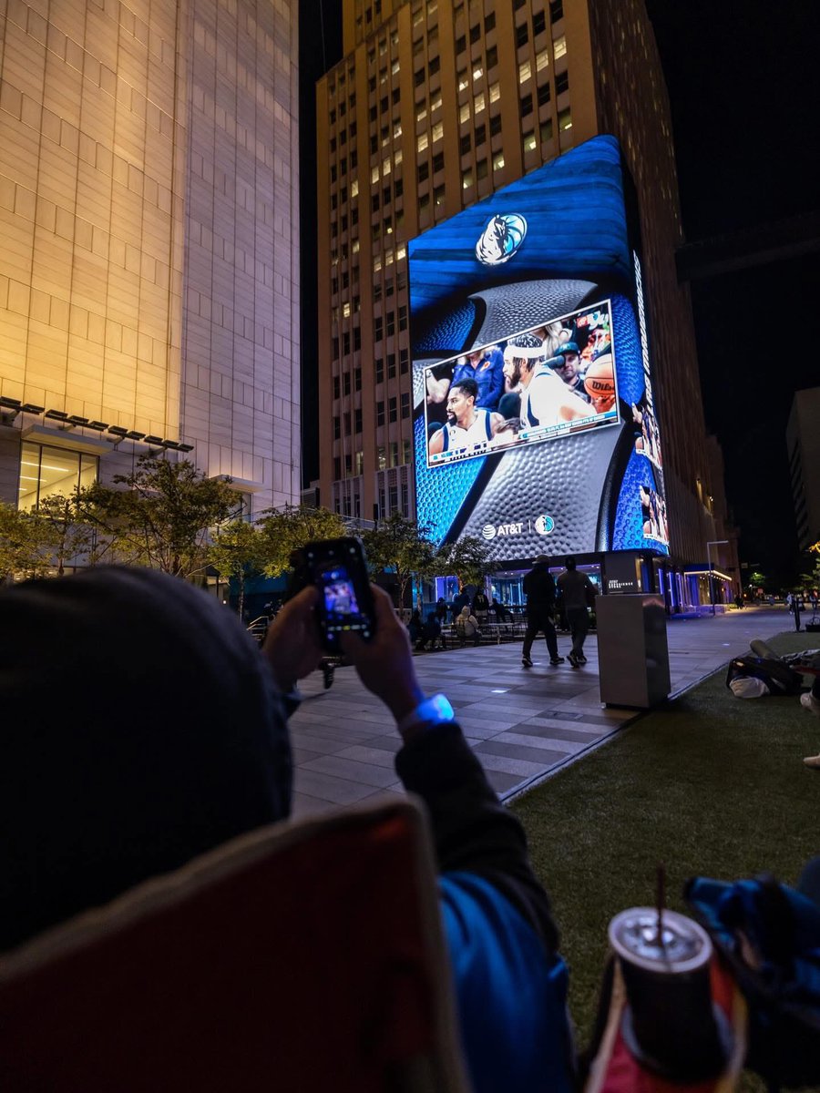 informatedfw's tweet image. Sunshine, Swishes &amp;amp; Mavs Energy December 23, 2025 FREE at 7 PM @ATTDistrict. 🏀⛹️‍♂️

📲 For full details, visit discoverydistrict.att.com

#DallasMavericks #ATTDiscoveryDistrict #ThingsToDoInDallas #DowntownDallas #MavsWatchParty