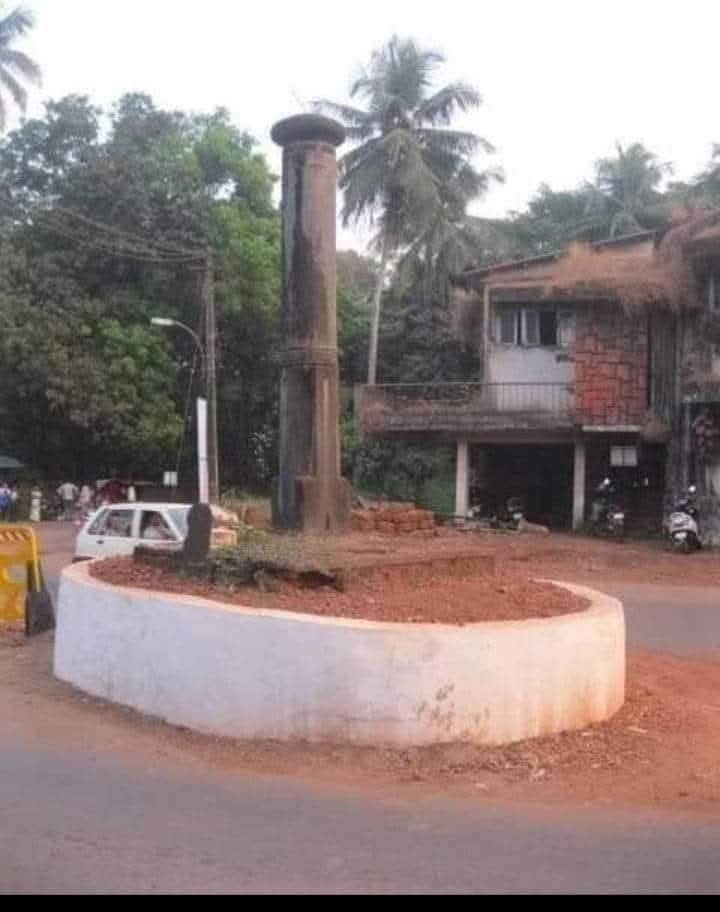 क्रिसमस की खुशियां मनाने को तैयारी कर रहे हैं तो एक बार इसे भी जान लीजिए ...

इसे पहचानते हैं या यह जगह कहाँ है इसका नाम क्या है ? नही पता ?

इसलिए नही पता क्यों कि इसका इतिहास बताया नही गया । यह है गोवा का "हाथ कातरो खाम्ब" । इसी खम्बे से बांध कर ईसाई धर्म न अपनाने वाले हिन्दुओ