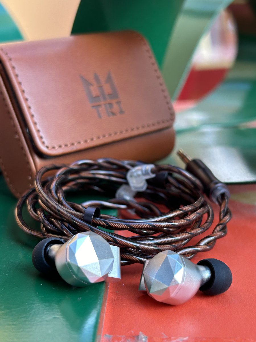 KeepHifiStore's tweet image. TRI KongTongI2 on a Gift Box🎁

🎄Pros of a ideal #ChristmasGift:
--Compact metal shell, durable and ideal for small ears
Ultra-lightweight, comfortable for extended wear
--Comes with magnetic case + 4.4mm balanced cable (clear L/R markings, functional chin slider)