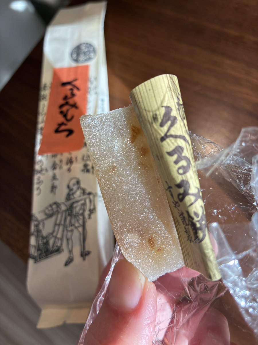 岐阜のすやさん「くるみ餅」。パッケージからとても好みです！この宿場町の絵に菓名がペラっと貼り付いているのがたまらない。キャンディ包みを解くとキラキラと輝くお餅が。深くてこっくりとした味は何だろうと見ると、原材料に白醤油。なるほど“滋味が生きて”いるとはこのこと！本社スタッフ
#すや