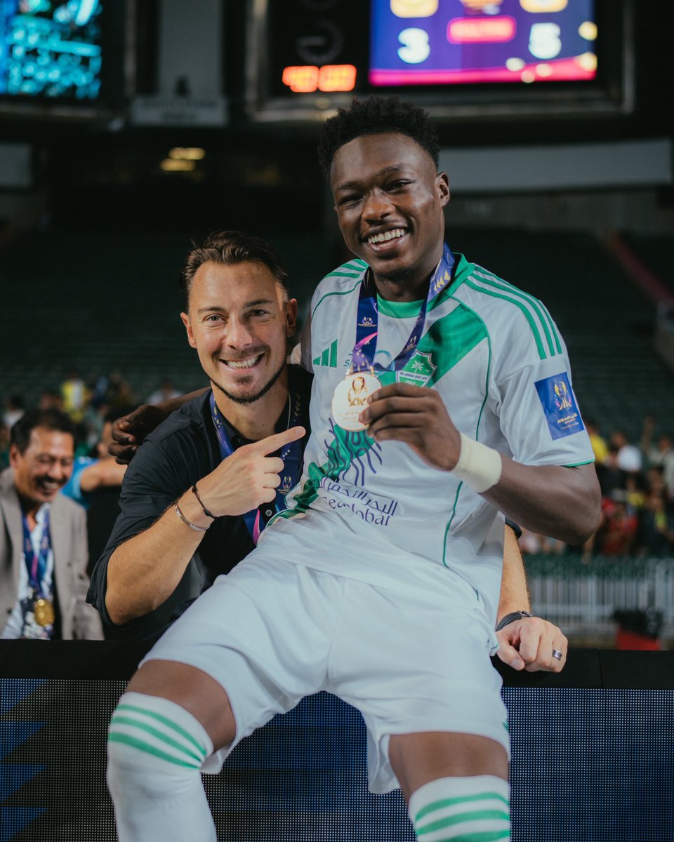 1432nayif's tweet image. سامي الجابر يطالب بإعارة لاعبين الاهلي الدوليين صالح ابو الشامات ومحمد بكر الى نادي الشباب 

وش رايك نضيف لهم البريكان وزياد مرة وحدة 😂