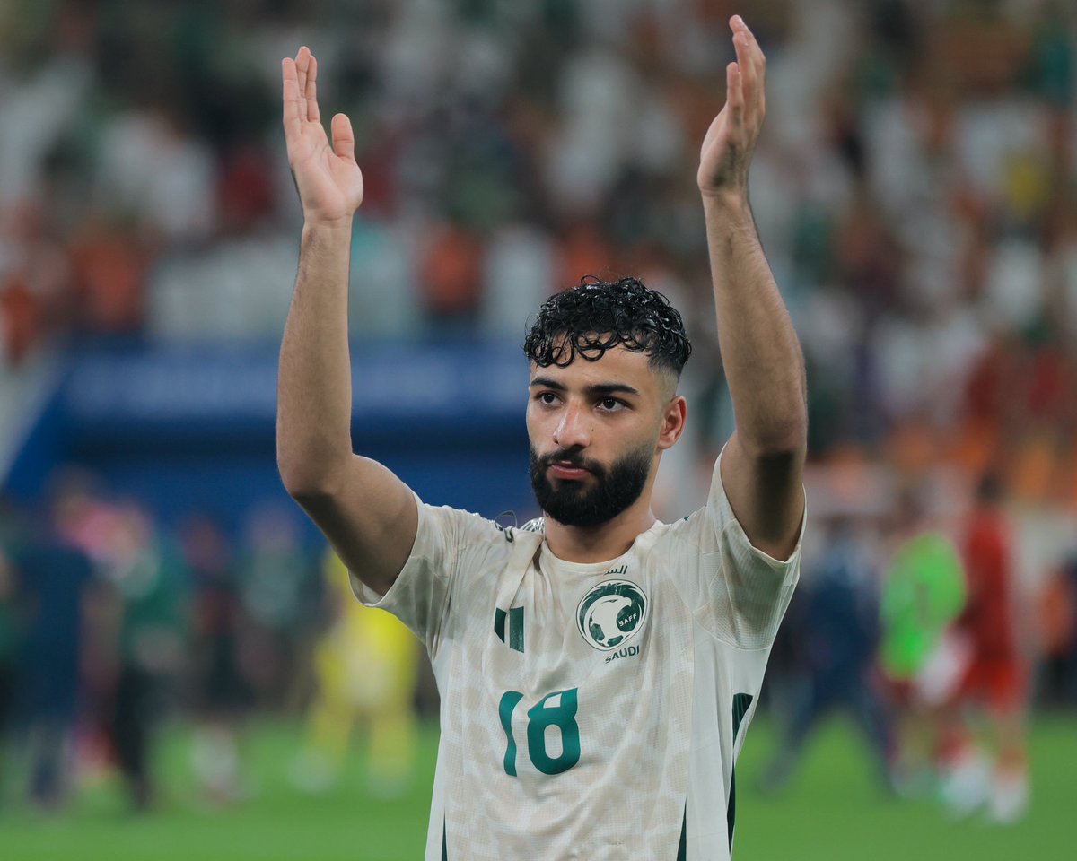 1432nayif's tweet image. سامي الجابر يطالب بإعارة لاعبين الاهلي الدوليين صالح ابو الشامات ومحمد بكر الى نادي الشباب 

وش رايك نضيف لهم البريكان وزياد مرة وحدة 😂