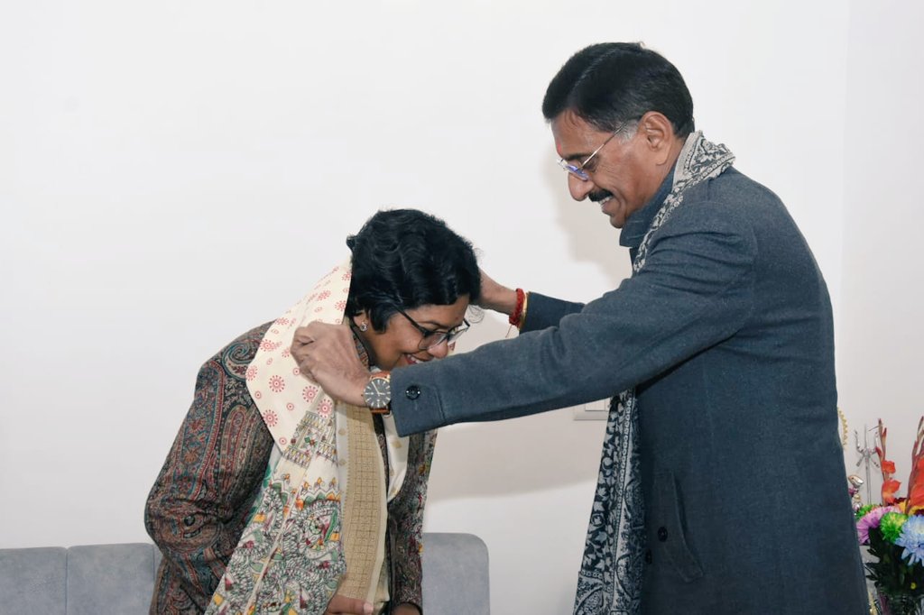 VijayaRahatkar's tweet image. 📍रांची, झारखंड 
देश के रक्षा राज्यमंत्री एवं रांची के लोकप्रिय सांसद श्री संजय सेठ जी के निवास पर शिष्टाचार भेंट की। इस अवसर पर उन्होंने राष्ट्रीय महिला आयोग द्वारा प्रारंभ किए गए SHEServes कार्यक्रम के लिए रक्षा मंत्रालय के पूर्ण सहयोग का आश्वासन दिया।

उल्लेखनीय है कि…