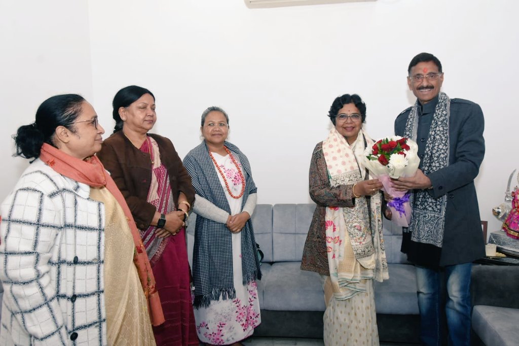 VijayaRahatkar's tweet image. 📍रांची, झारखंड 
देश के रक्षा राज्यमंत्री एवं रांची के लोकप्रिय सांसद श्री संजय सेठ जी के निवास पर शिष्टाचार भेंट की। इस अवसर पर उन्होंने राष्ट्रीय महिला आयोग द्वारा प्रारंभ किए गए SHEServes कार्यक्रम के लिए रक्षा मंत्रालय के पूर्ण सहयोग का आश्वासन दिया।

उल्लेखनीय है कि…