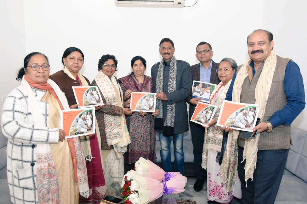 VijayaRahatkar's tweet image. 📍रांची, झारखंड 
देश के रक्षा राज्यमंत्री एवं रांची के लोकप्रिय सांसद श्री संजय सेठ जी के निवास पर शिष्टाचार भेंट की। इस अवसर पर उन्होंने राष्ट्रीय महिला आयोग द्वारा प्रारंभ किए गए SHEServes कार्यक्रम के लिए रक्षा मंत्रालय के पूर्ण सहयोग का आश्वासन दिया।

उल्लेखनीय है कि…