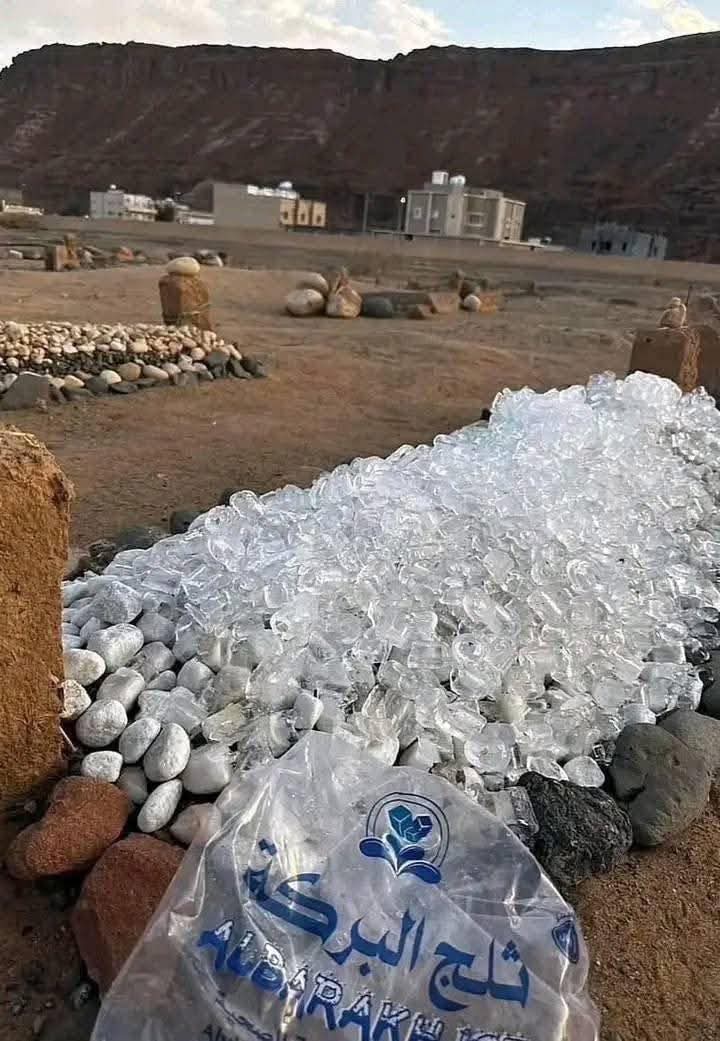 "شاب يضع الثلج على قبر 
والدته للتبريد عليها من حر الصيف."💔...عرض المزيد